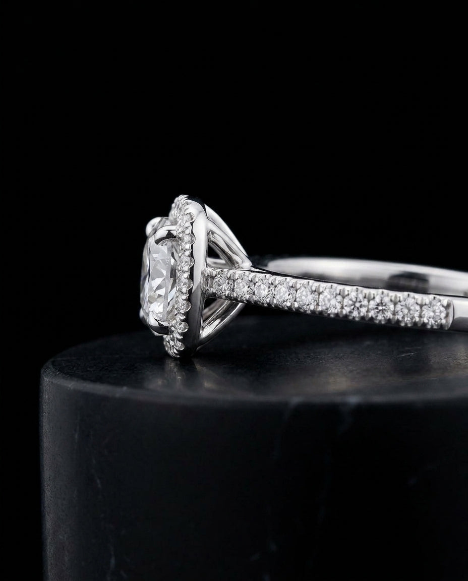 Halo engagement ring — Detail Macro Profile | Generated by Modelize