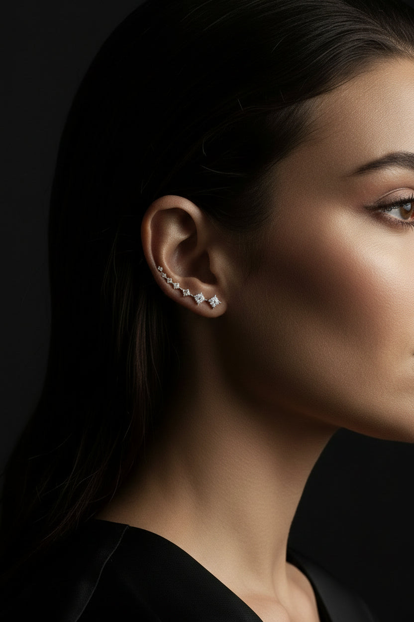 Femme portant les boucles d'oreilles THEODORA PARIS Chiara en acier inoxydable doré, design élégant le long du lobe