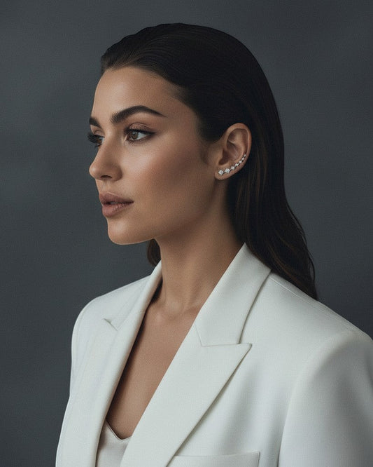 Femme portant les boucles d'oreilles THEODORA PARIS Chiara en acier inoxydable doré, design élégant le long du lobe